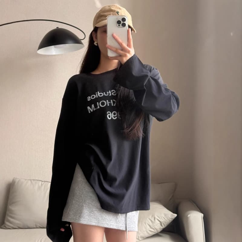 Long-Sleeve Graphic Tee Reversed Logo Print